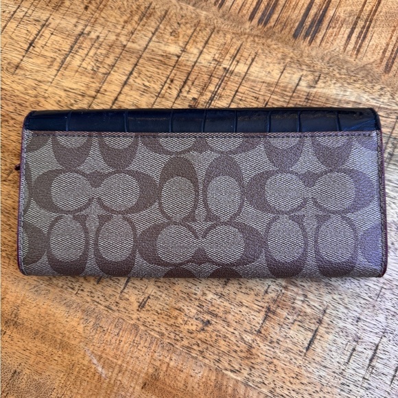 COACH Signature C Accordian wallet.  Faux Alligator trim. Excellent condition. - Picture 2 of 10